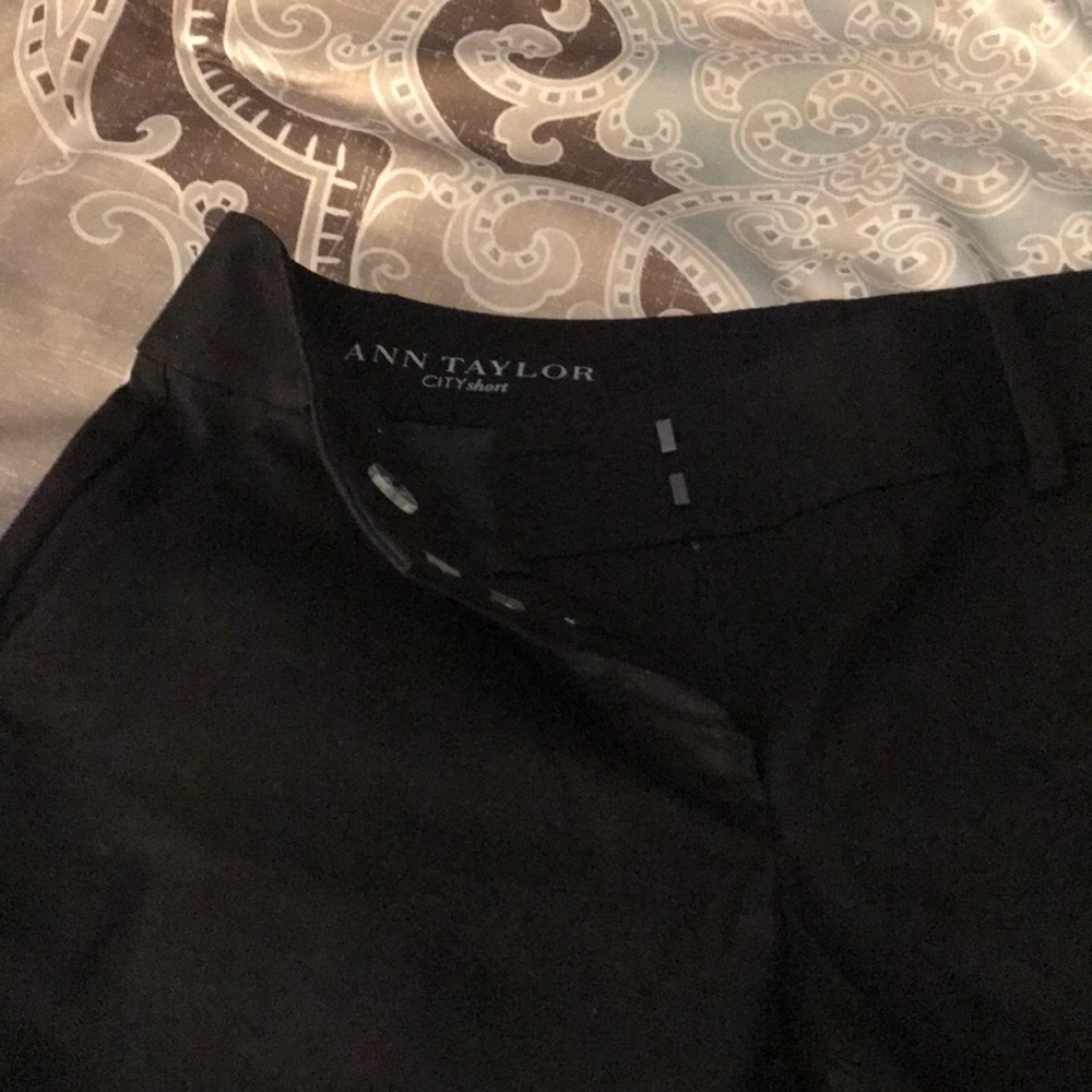 Black Ann Taylor City Short